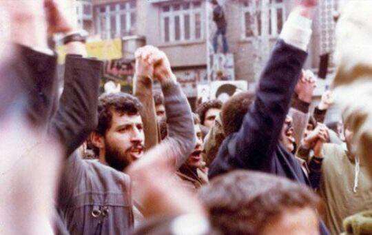 علی پروین و محمد مایلی کهن در تظاهرات انقلاب اسلامی سال۵۷